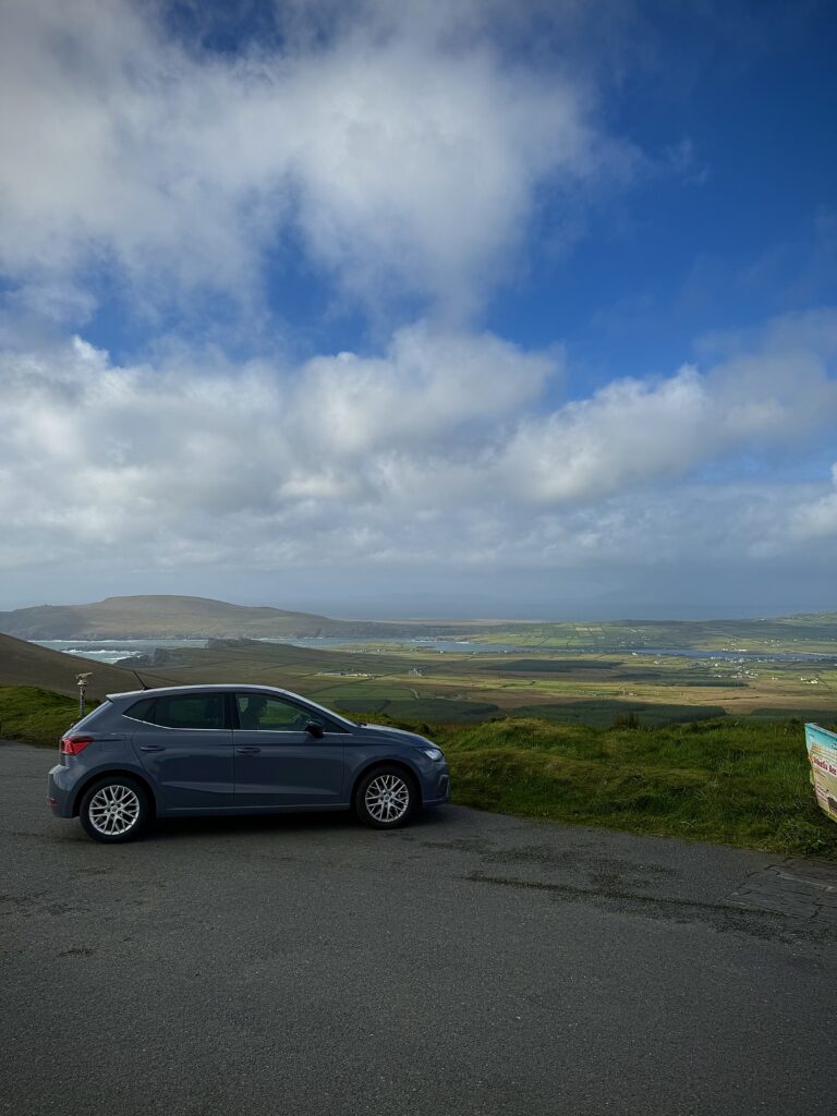 Samochód stojący na wzgórzu, wynajem pomoże zwiedzać Irlandię na własną rękę