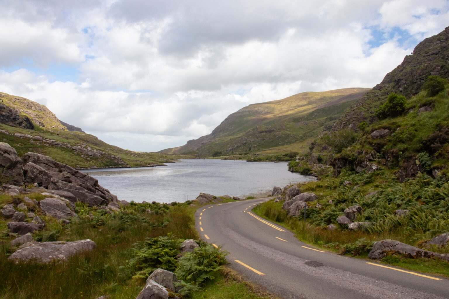 Droga i jezioro na trasie po Irlandii.