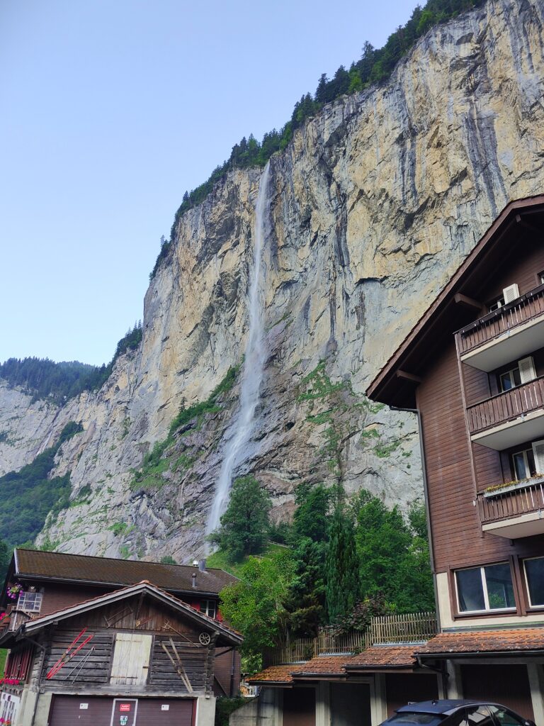 Staubbach Falls w Lauterbrunnen - widok wodospadu od dołu