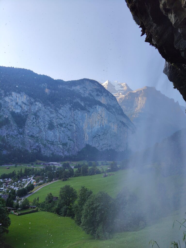 Widok zza wodospadu w Lauterbrunnen