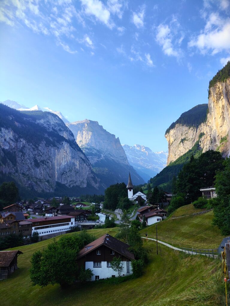 Widok na dolinę z najlepszego punktu widokowego w Lauterbrunnen