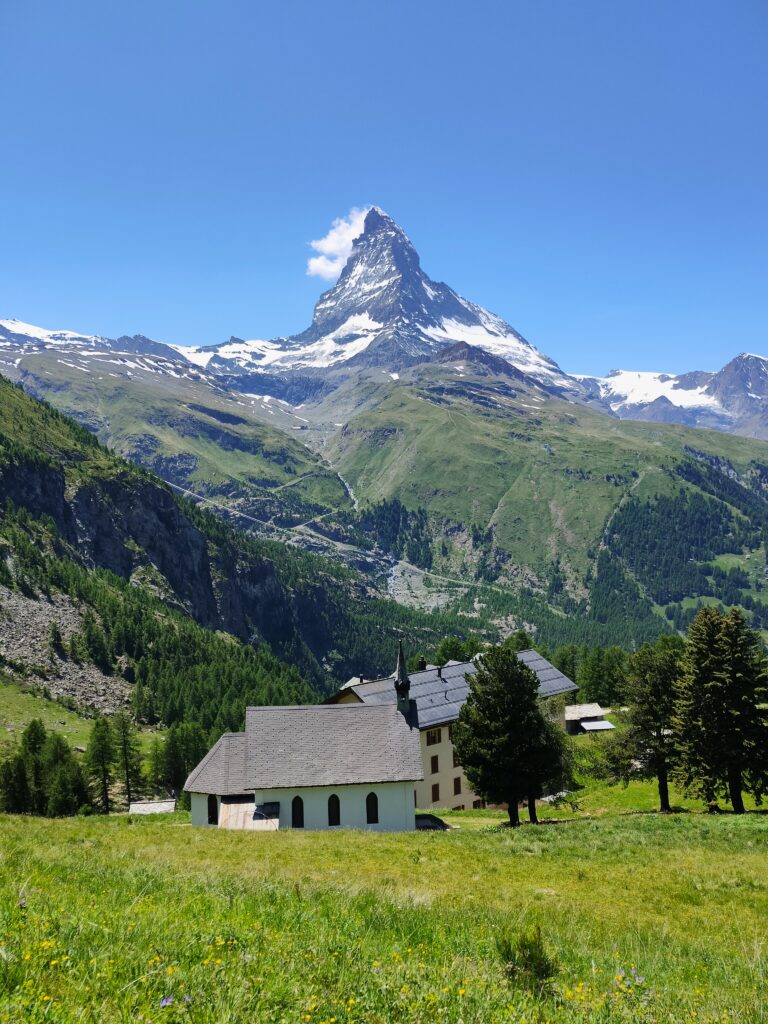 Matterhorn z niższej pozycji, widać ogrom góry - coraz bliżej Zermatt