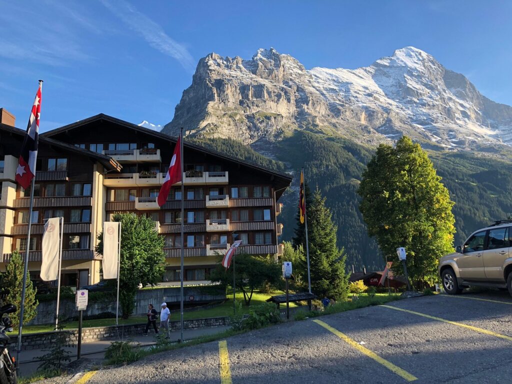 Widok na najwyższe szczyty w Grindelwald