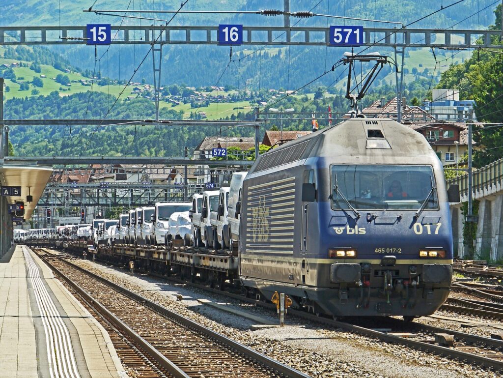 Transport samochodów w Szwajcarii koleją