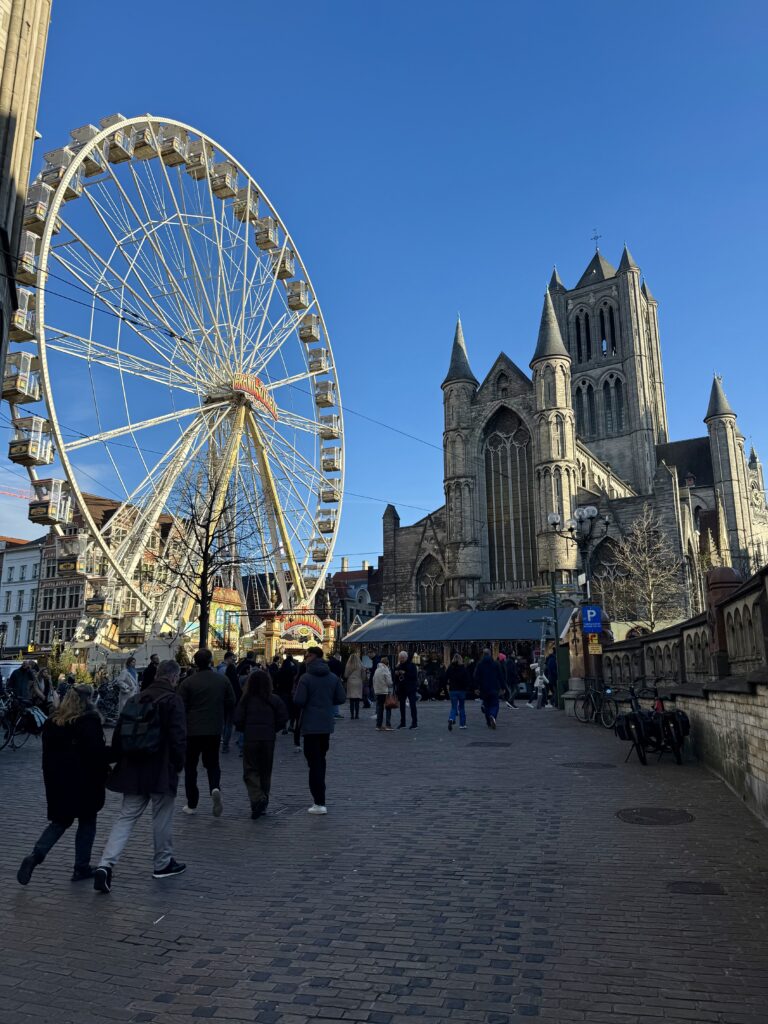 Zabytkowy plac Korenmarkt podczas jarmarku bożonarodzeniowego i widok na kościół św. Mikołaja