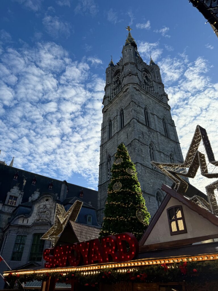 Co zobaczyć w Gandawie: Wieża Het Belfort w Gandawie widziana od dołu