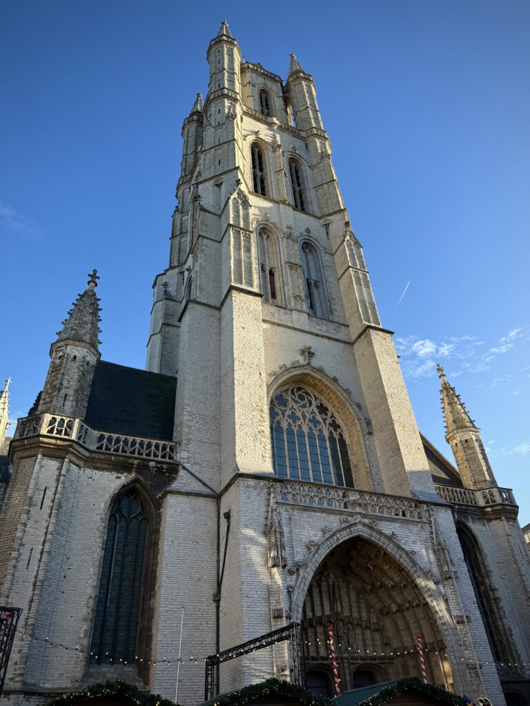 Widok od frontu na katedrę św. Bawona