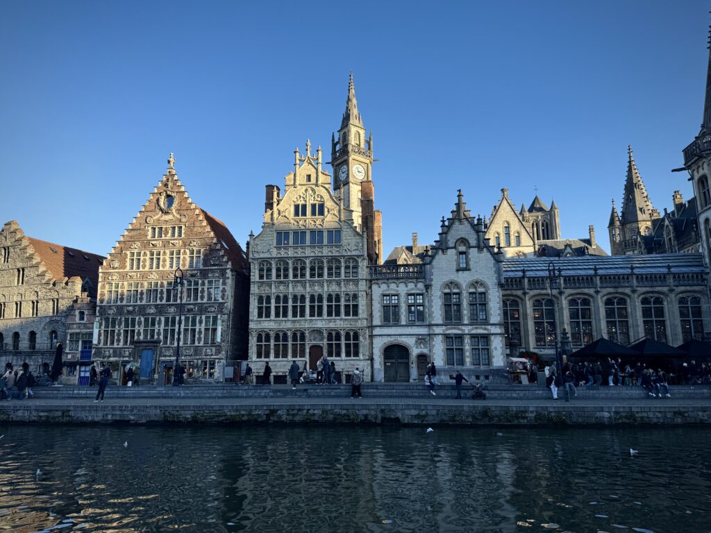 Widok na ulicę Graslei o zachodzie słońca