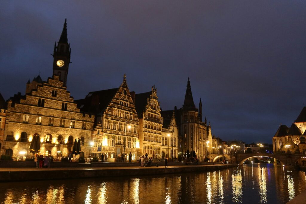 Gandawa po zmroku - oświetlona ulica Graslei