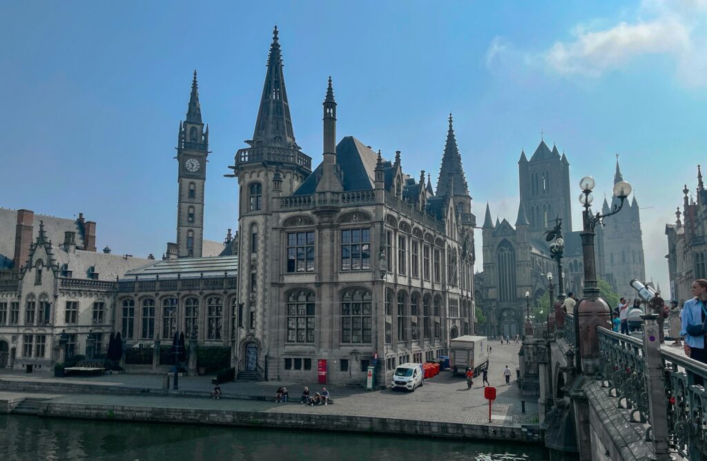 Widok z mostu św. Michała w Gandawie na trzy wieże