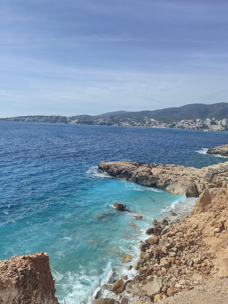 Cala Deia otoczona skałami na Majorce