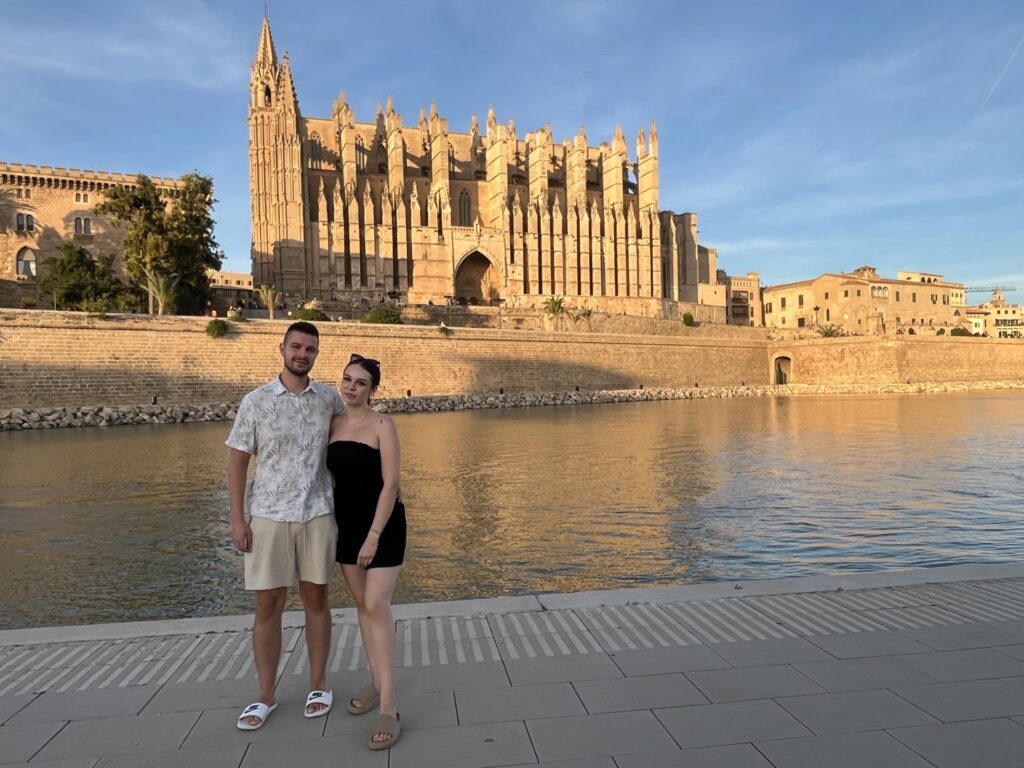 Autor bloga na tle katedry La Seu w Palma de Mallorca