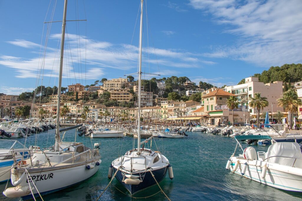 Port de Sóller z zatoką i promenadą
